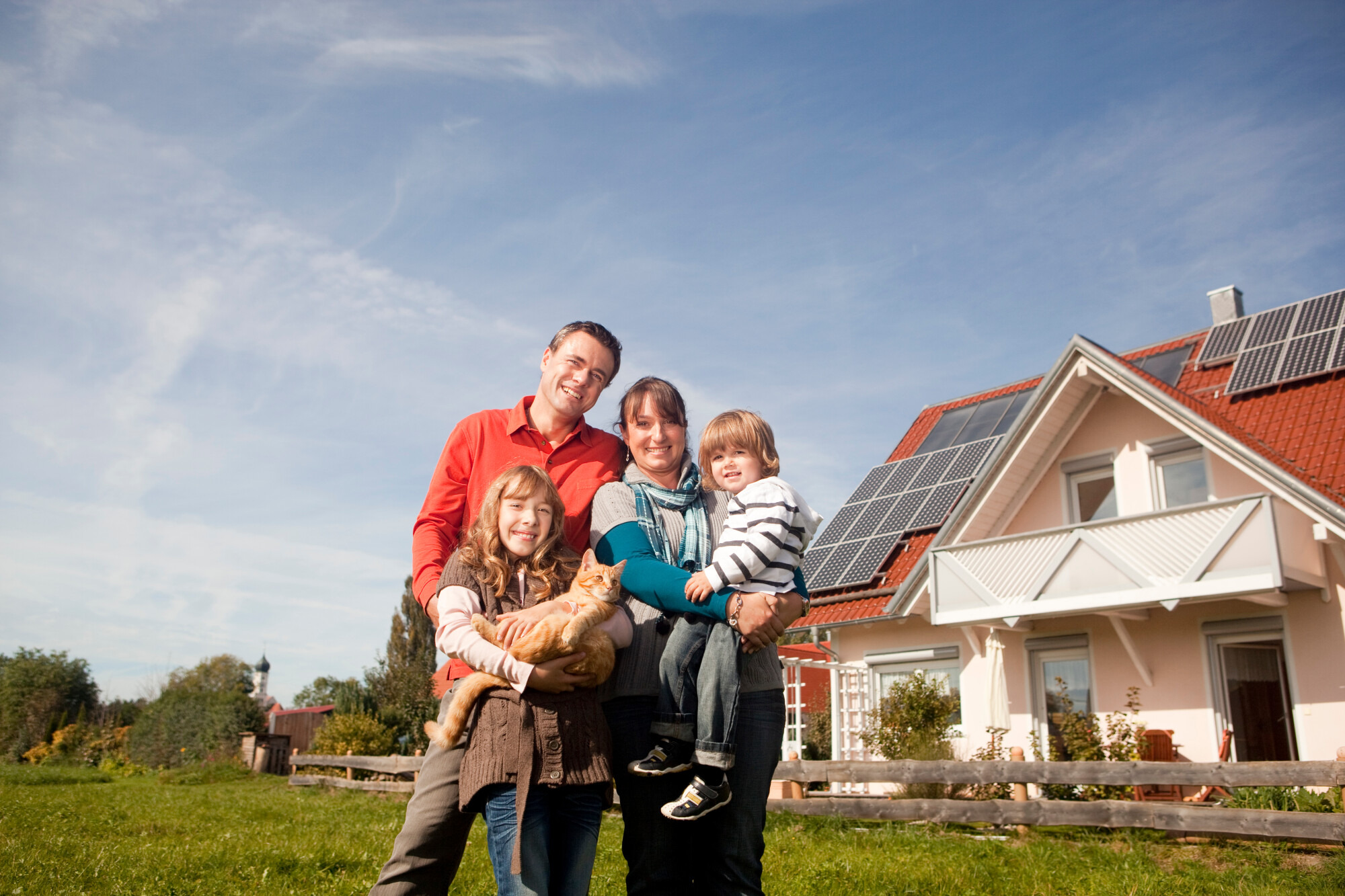 Family scenes. Solar Panel Happy Family. Happy Family with Solar Panels. Фото счастливой семьи рядом с новым каркасным домом. Happy Solar owner.